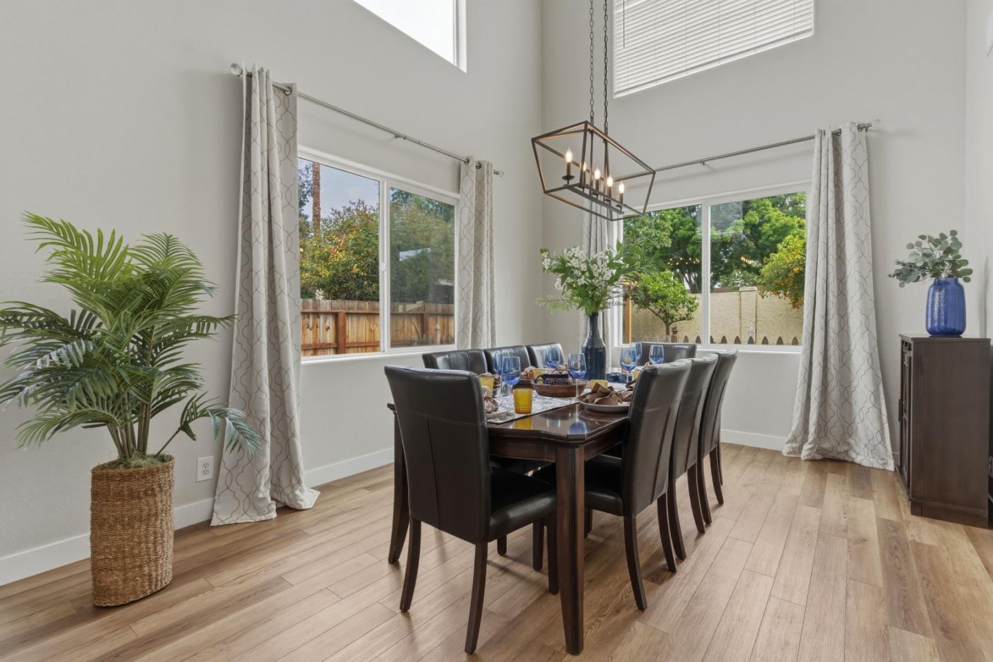 Detail Gallery Image 12 of 44 For 2031 Serene Dr, Hollister,  CA 95023 - 4 Beds | 3 Baths