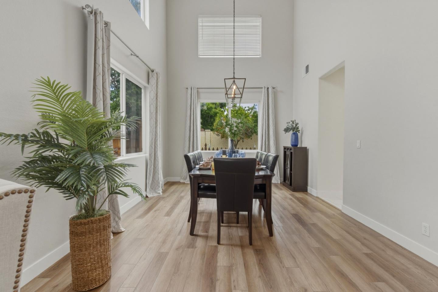 Detail Gallery Image 13 of 44 For 2031 Serene Dr, Hollister,  CA 95023 - 4 Beds | 3 Baths