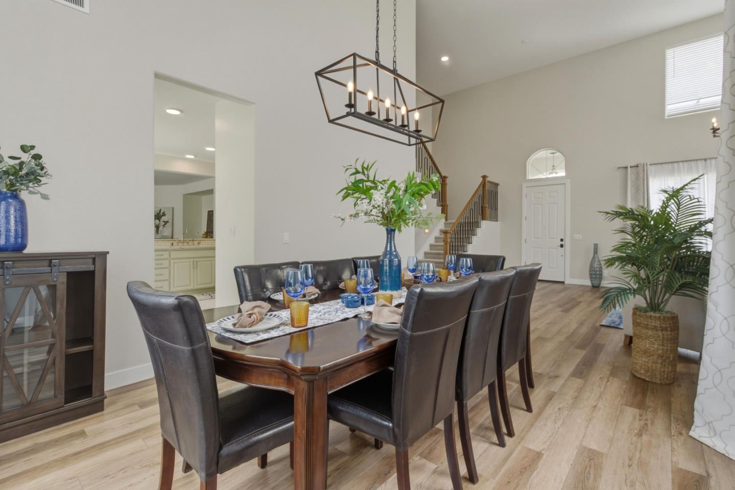 Detail Gallery Image 14 of 44 For 2031 Serene Dr, Hollister,  CA 95023 - 4 Beds | 3 Baths