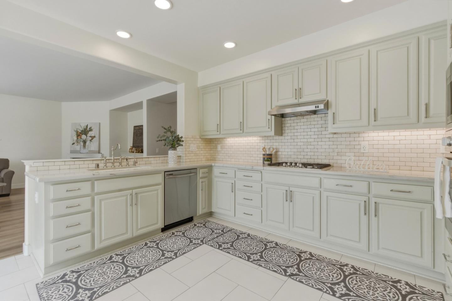 Detail Gallery Image 15 of 44 For 2031 Serene Dr, Hollister,  CA 95023 - 4 Beds | 3 Baths