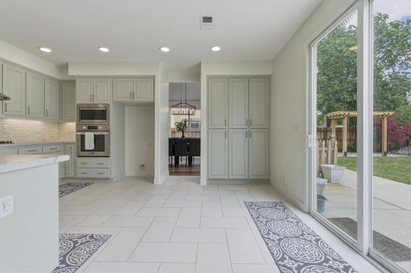 Detail Gallery Image 17 of 44 For 2031 Serene Dr, Hollister,  CA 95023 - 4 Beds | 3 Baths