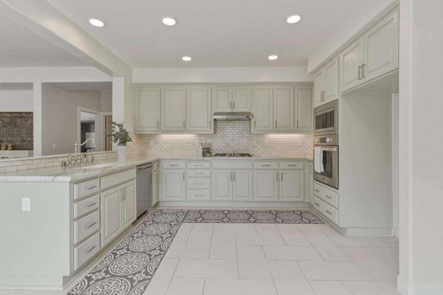 Detail Gallery Image 19 of 44 For 2031 Serene Dr, Hollister,  CA 95023 - 4 Beds | 3 Baths