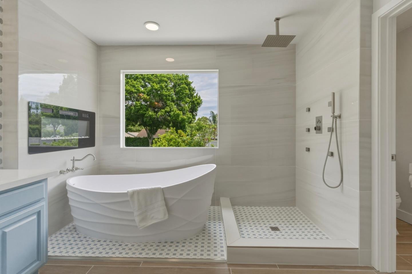 Detail Gallery Image 34 of 44 For 2031 Serene Dr, Hollister,  CA 95023 - 4 Beds | 3 Baths