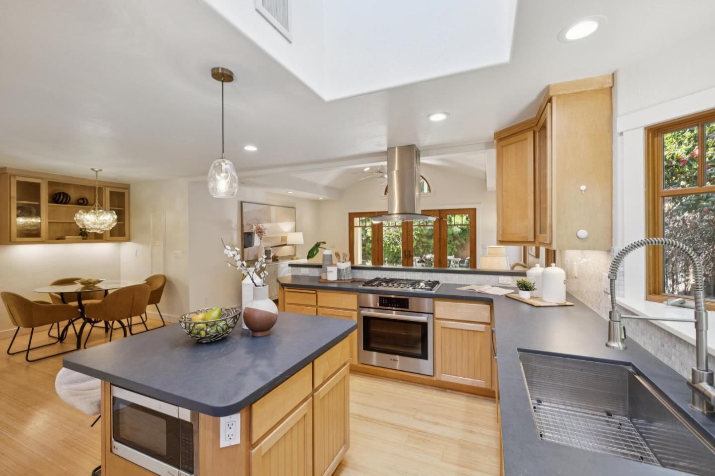 Detail Gallery Image 19 of 62 For 440 Gilbert Ave, Menlo Park,  CA 94025 - 4 Beds | 3/1 Baths