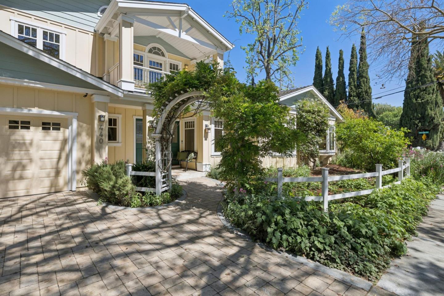 Detail Gallery Image 2 of 62 For 440 Gilbert Ave, Menlo Park,  CA 94025 - 4 Beds | 3/1 Baths