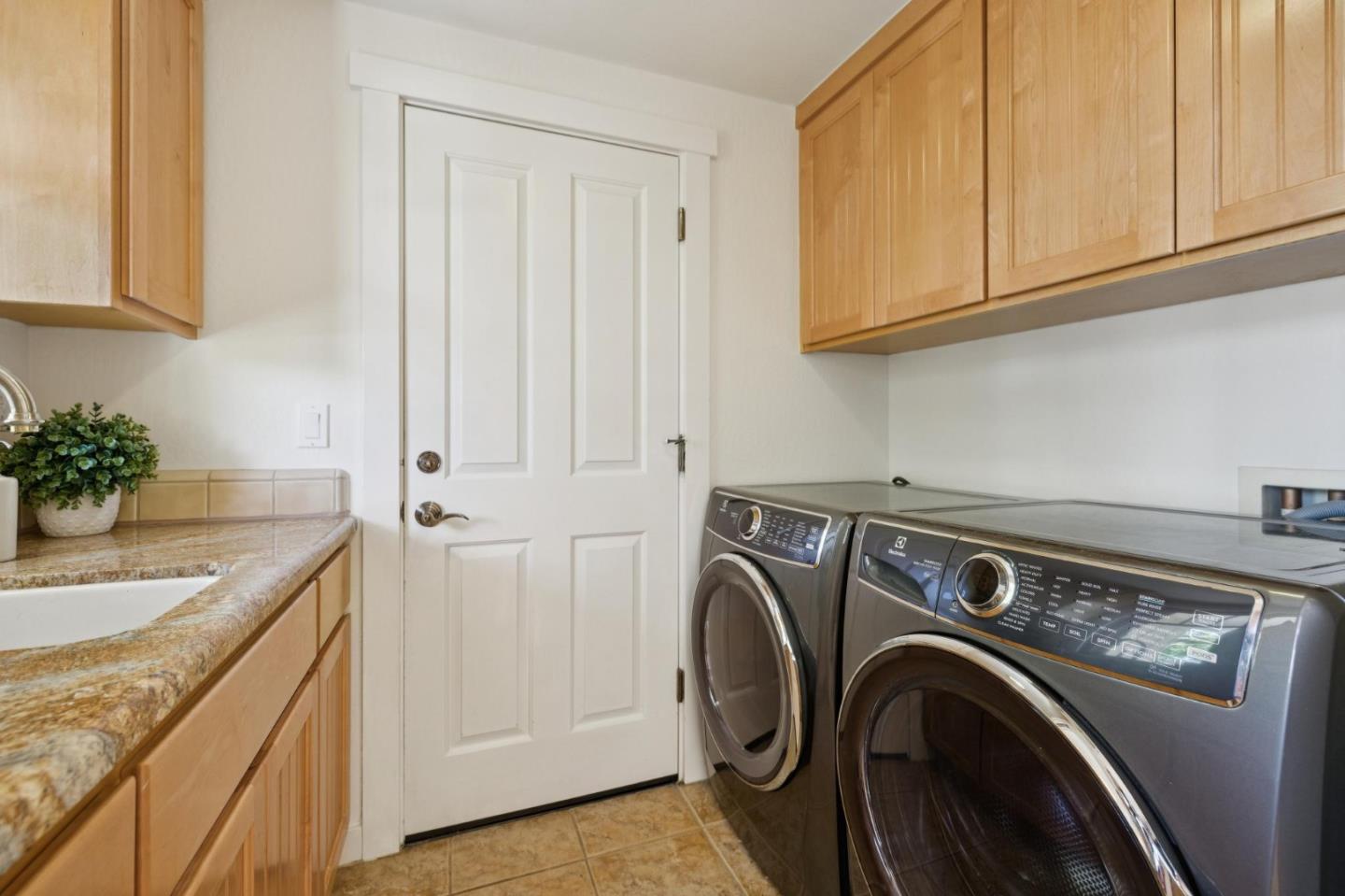 Detail Gallery Image 46 of 62 For 440 Gilbert Ave, Menlo Park,  CA 94025 - 4 Beds | 3/1 Baths