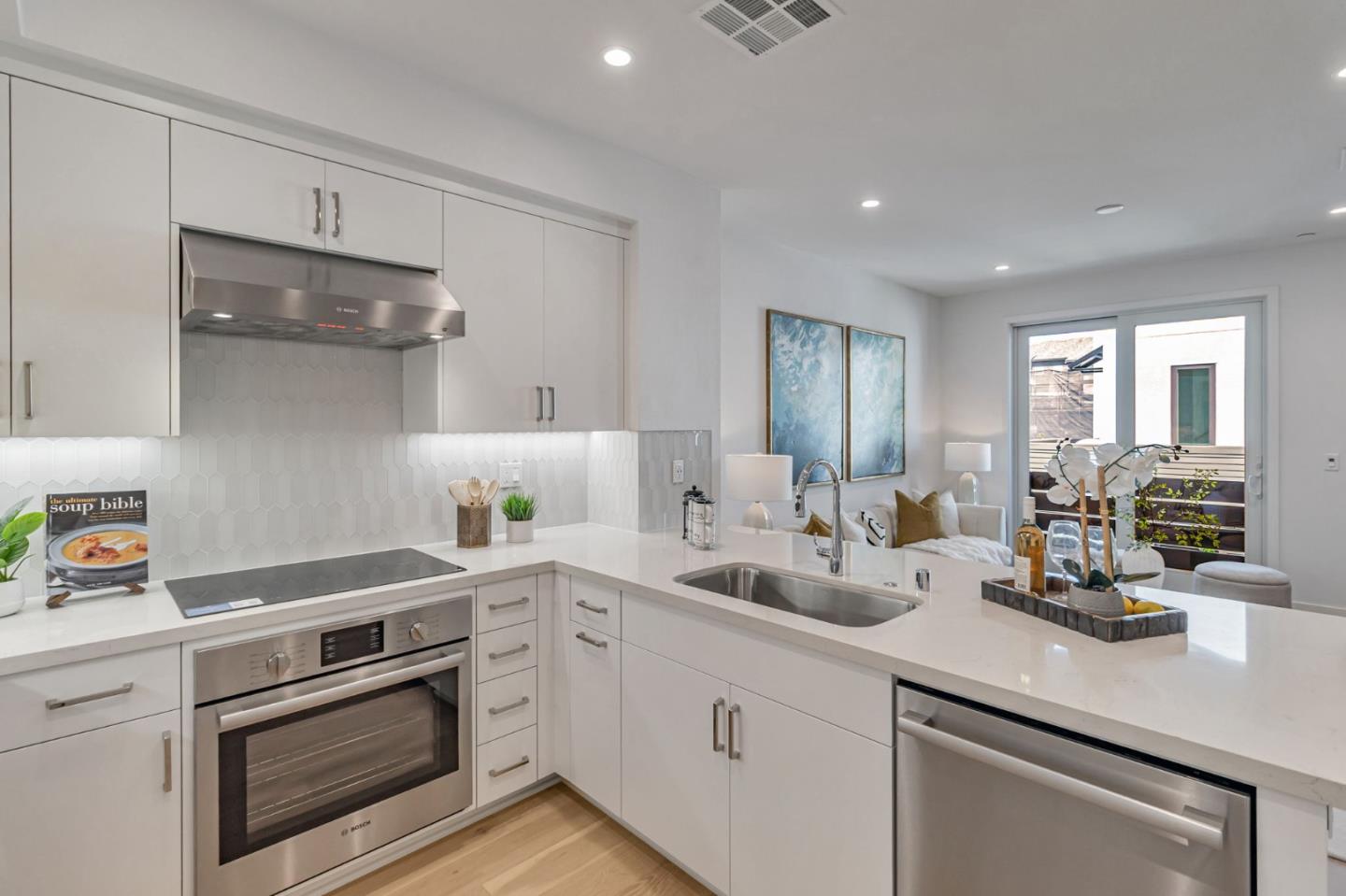 Detail Gallery Image 8 of 28 For 1125 Esther Ct, Palo Alto,  CA 94303 - 3 Beds | 3 Baths