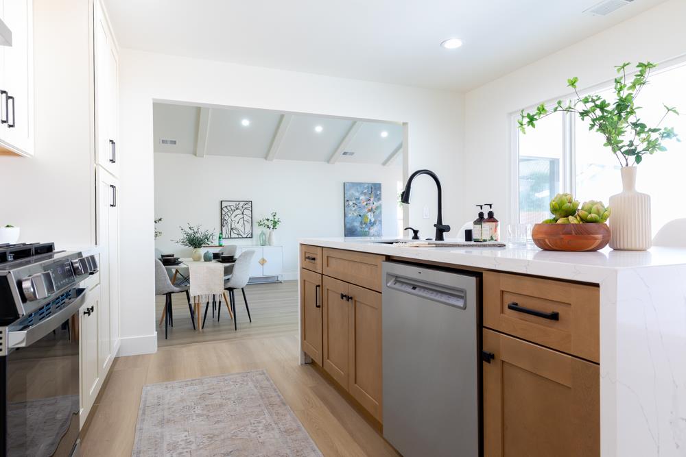 Detail Gallery Image 10 of 35 For 20090 Portola Dr, Salinas,  CA 93908 - 3 Beds | 3 Baths