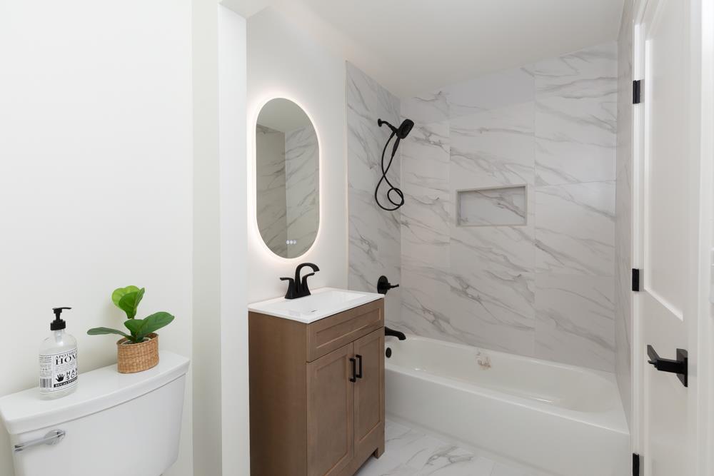 Detail Gallery Image 22 of 35 For 20090 Portola Dr, Salinas,  CA 93908 - 3 Beds | 3 Baths