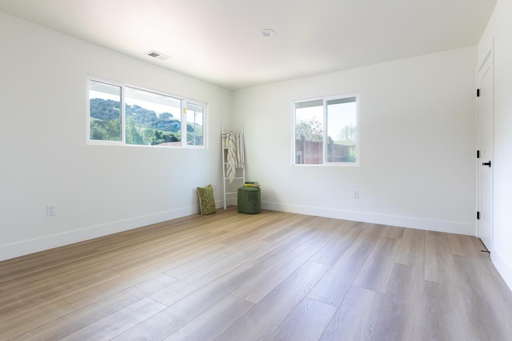 Detail Gallery Image 23 of 35 For 20090 Portola Dr, Salinas,  CA 93908 - 3 Beds | 3 Baths