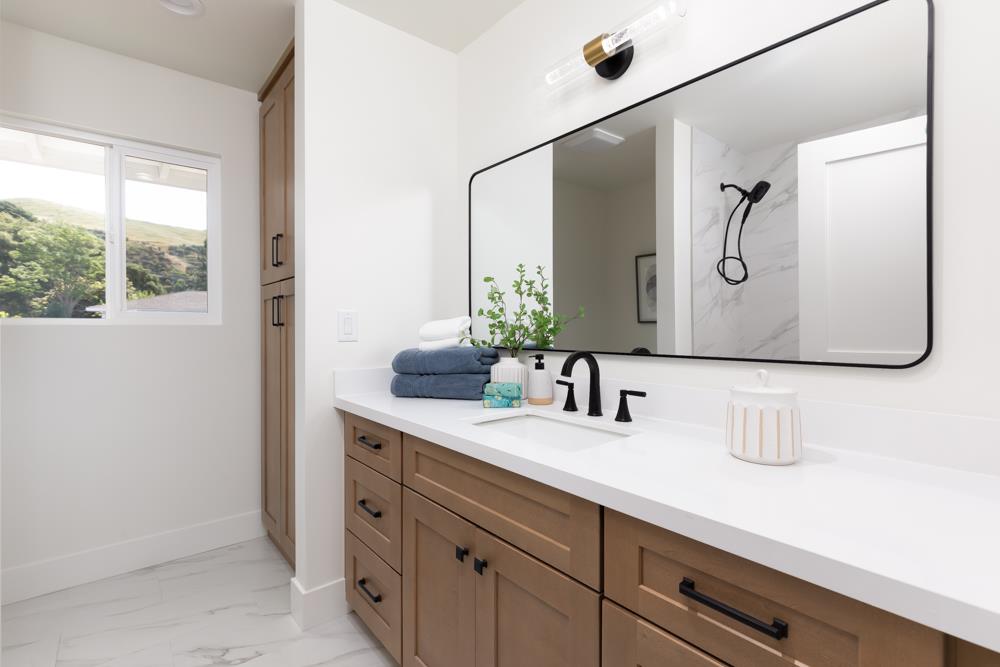 Detail Gallery Image 24 of 35 For 20090 Portola Dr, Salinas,  CA 93908 - 3 Beds | 3 Baths