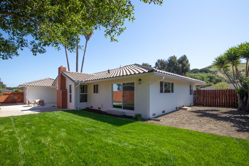 Detail Gallery Image 29 of 35 For 20090 Portola Dr, Salinas,  CA 93908 - 3 Beds | 3 Baths