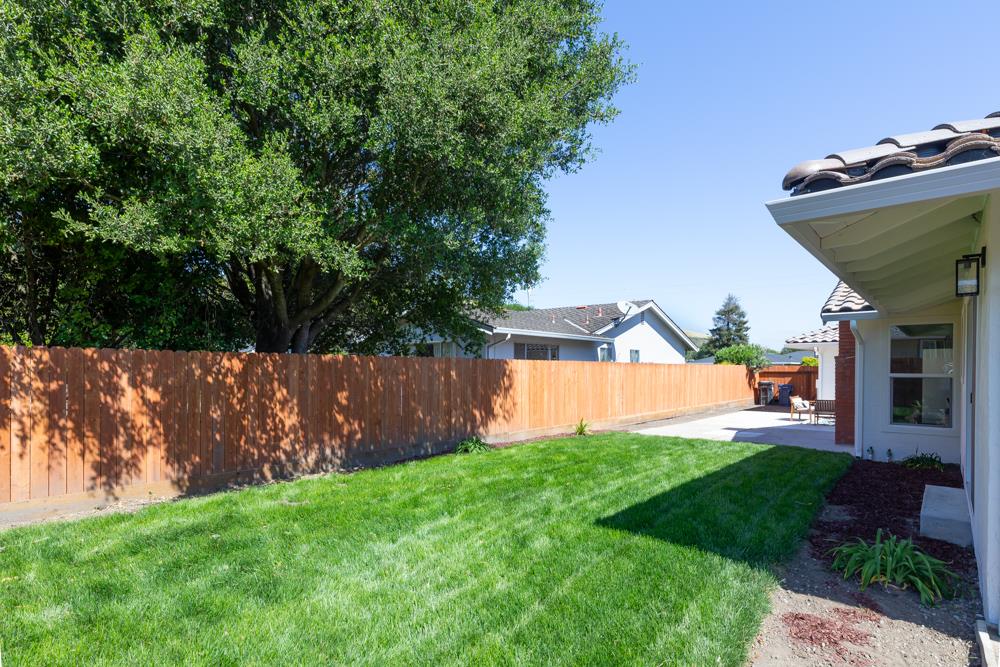 Detail Gallery Image 30 of 35 For 20090 Portola Dr, Salinas,  CA 93908 - 3 Beds | 3 Baths