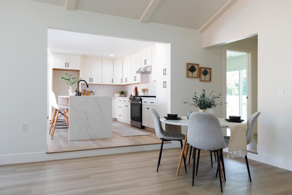 Detail Gallery Image 6 of 35 For 20090 Portola Dr, Salinas,  CA 93908 - 3 Beds | 3 Baths