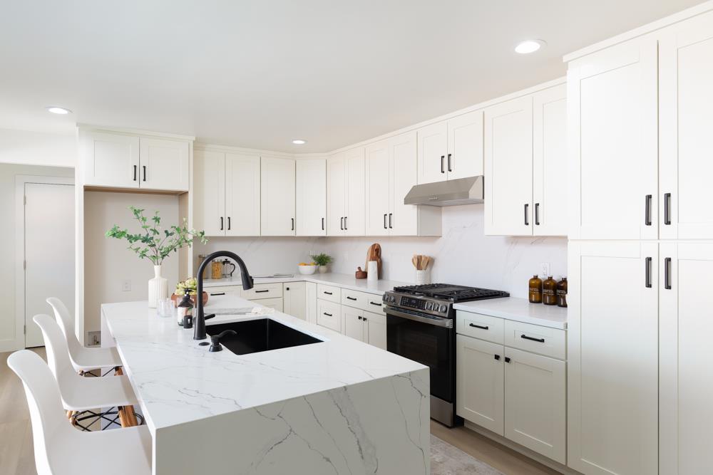 Detail Gallery Image 7 of 35 For 20090 Portola Dr, Salinas,  CA 93908 - 3 Beds | 3 Baths