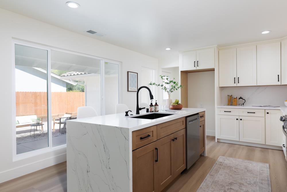 Detail Gallery Image 8 of 35 For 20090 Portola Dr, Salinas,  CA 93908 - 3 Beds | 3 Baths