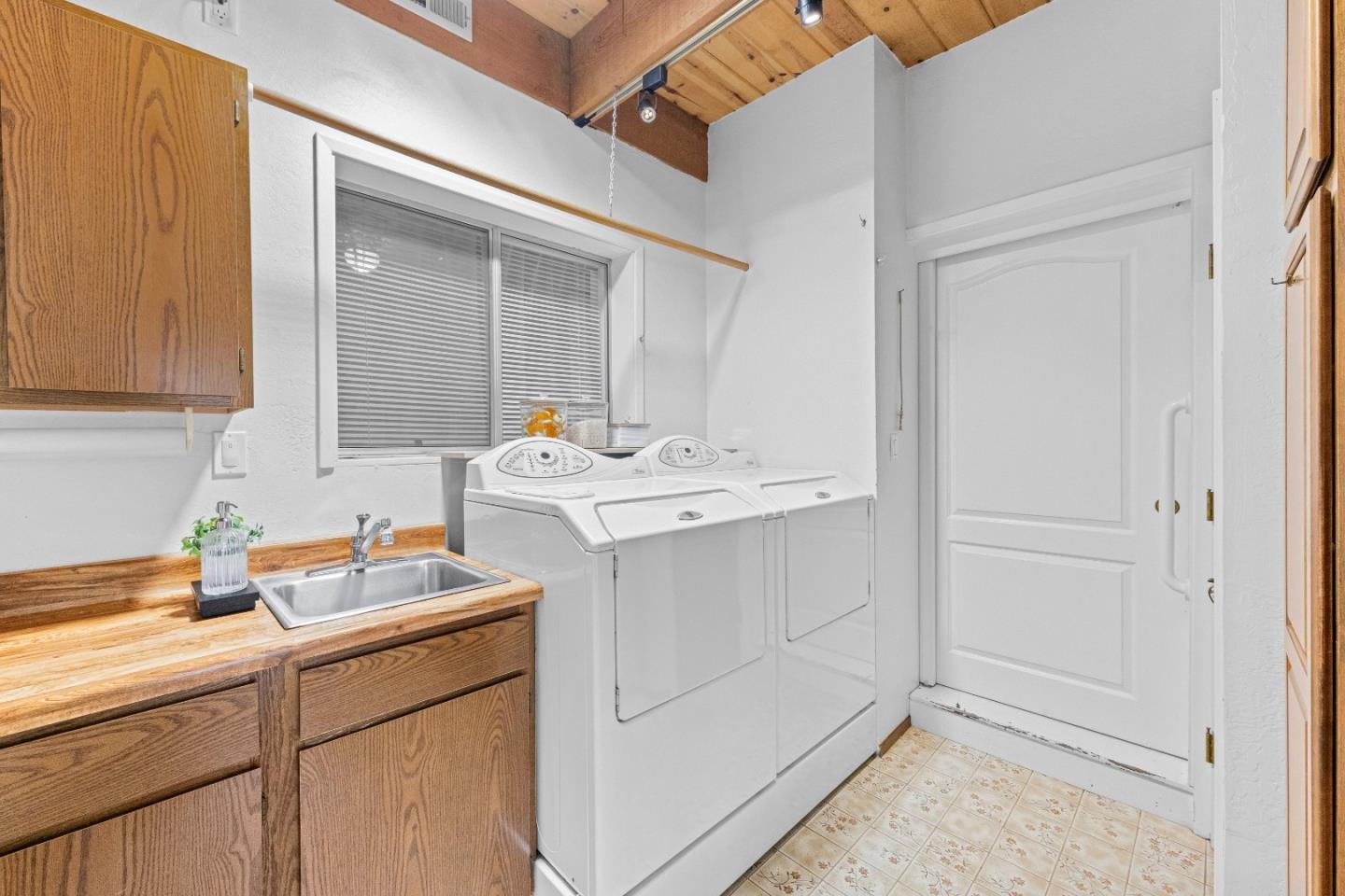 Detail Gallery Image 32 of 73 For 408 La Sierra Way, Gilroy,  CA 95020 - 3 Beds | 3 Baths