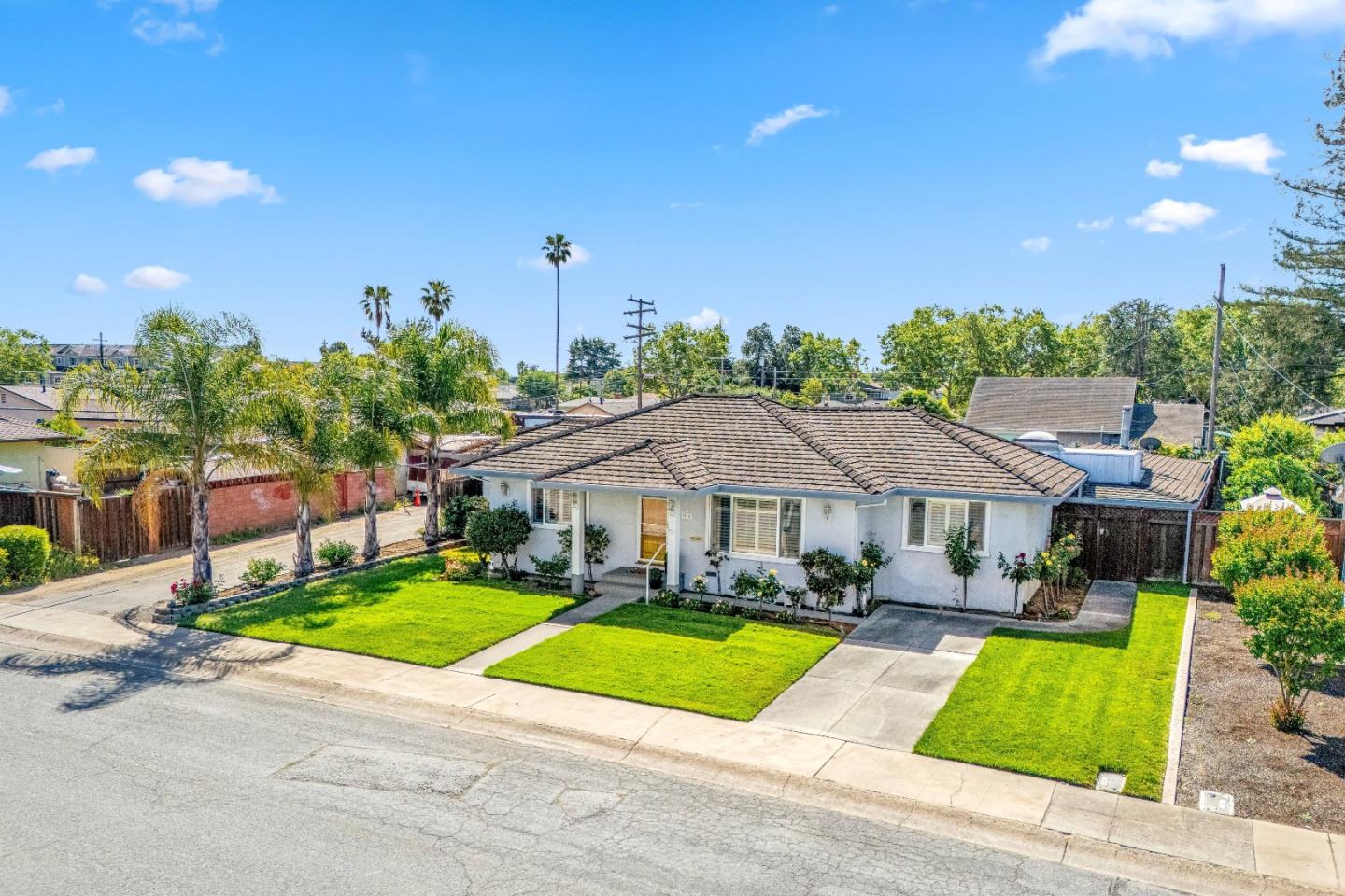 Detail Gallery Image 6 of 73 For 408 La Sierra Way, Gilroy,  CA 95020 - 3 Beds | 3 Baths