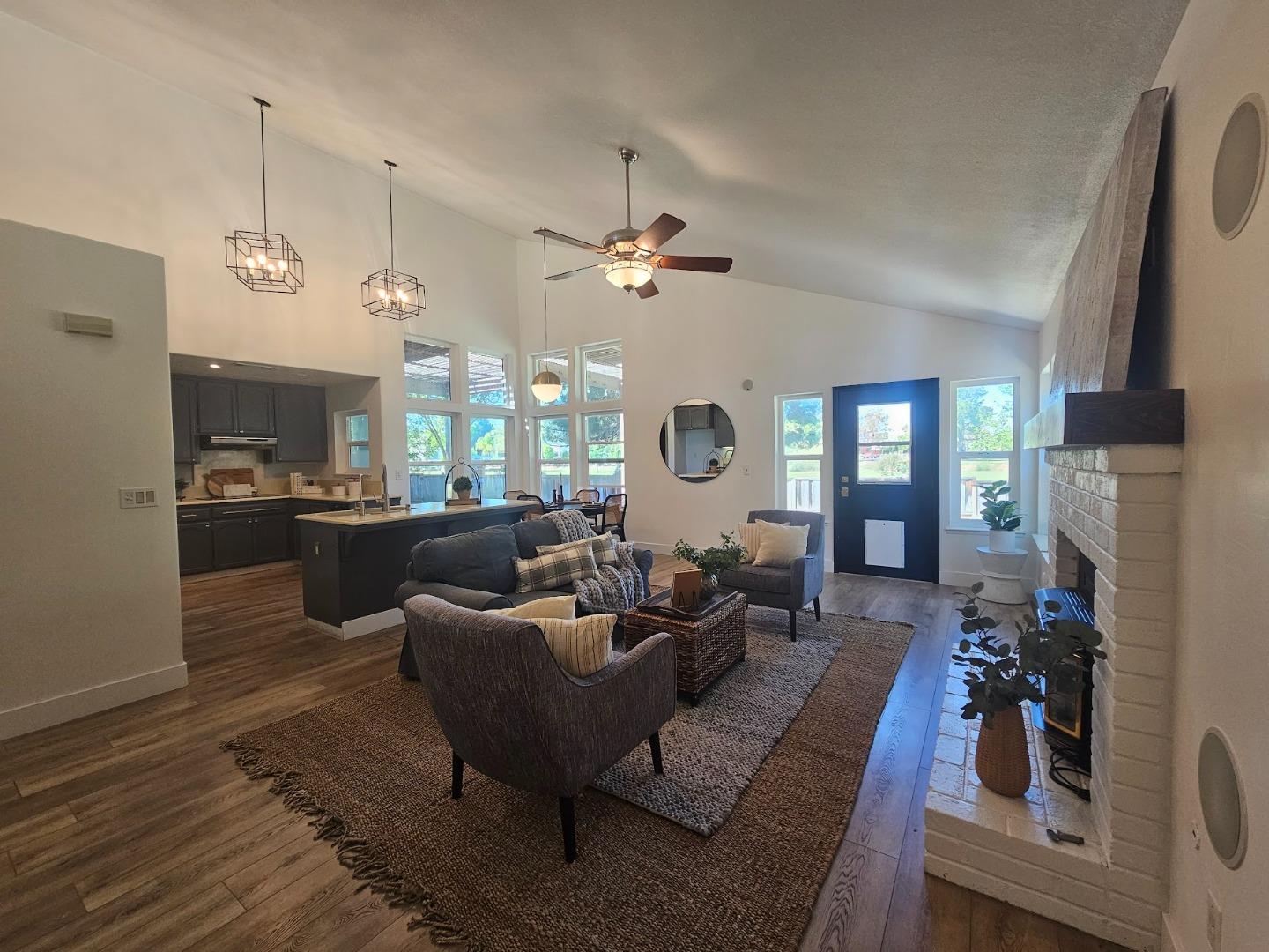 Detail Gallery Image 15 of 65 For 501 Bobbys Ln, Hollister,  CA 95023 - 4 Beds | 2/1 Baths