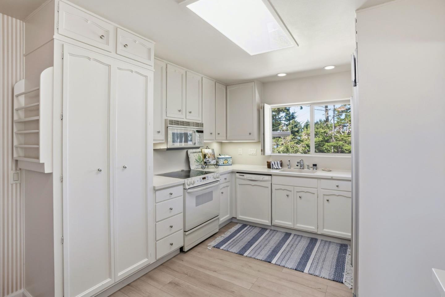 Detail Gallery Image 22 of 57 For 59 Skyline Crest Dr, Monterey,  CA 93940 - 3 Beds | 3 Baths