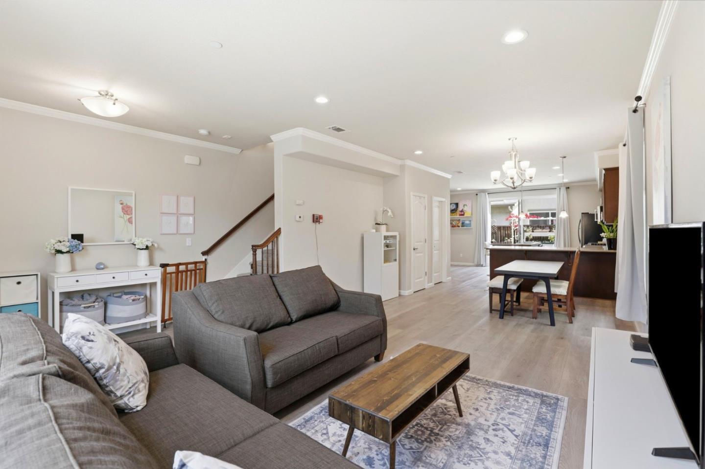 Detail Gallery Image 2 of 19 For 187 Springtime Cir, Hollister,  CA 95023 - 4 Beds | 2/1 Baths