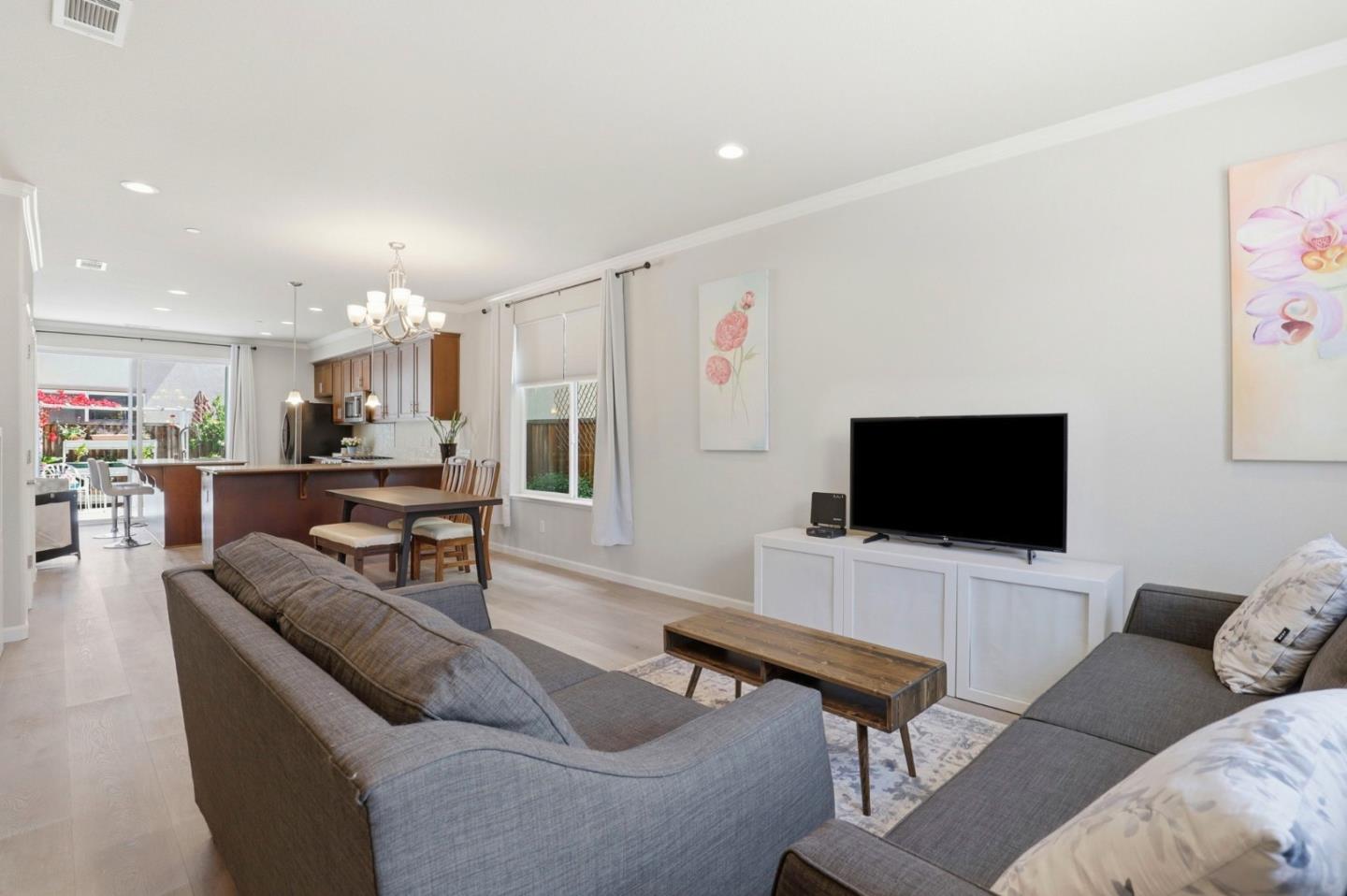 Detail Gallery Image 3 of 19 For 187 Springtime Cir, Hollister,  CA 95023 - 4 Beds | 2/1 Baths