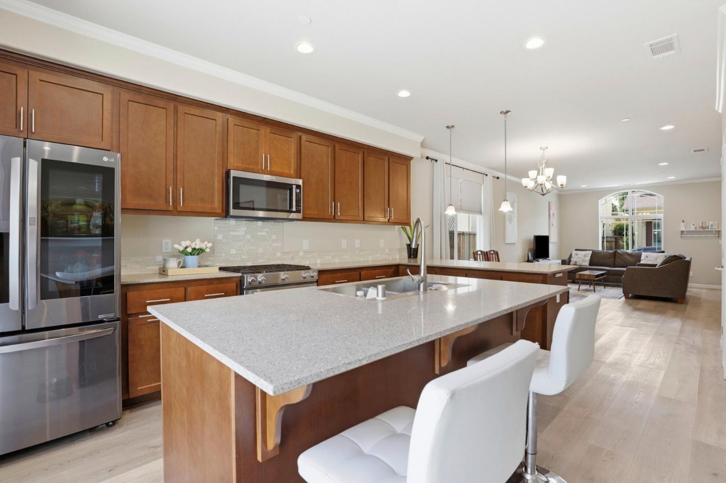 Detail Gallery Image 4 of 19 For 187 Springtime Cir, Hollister,  CA 95023 - 4 Beds | 2/1 Baths