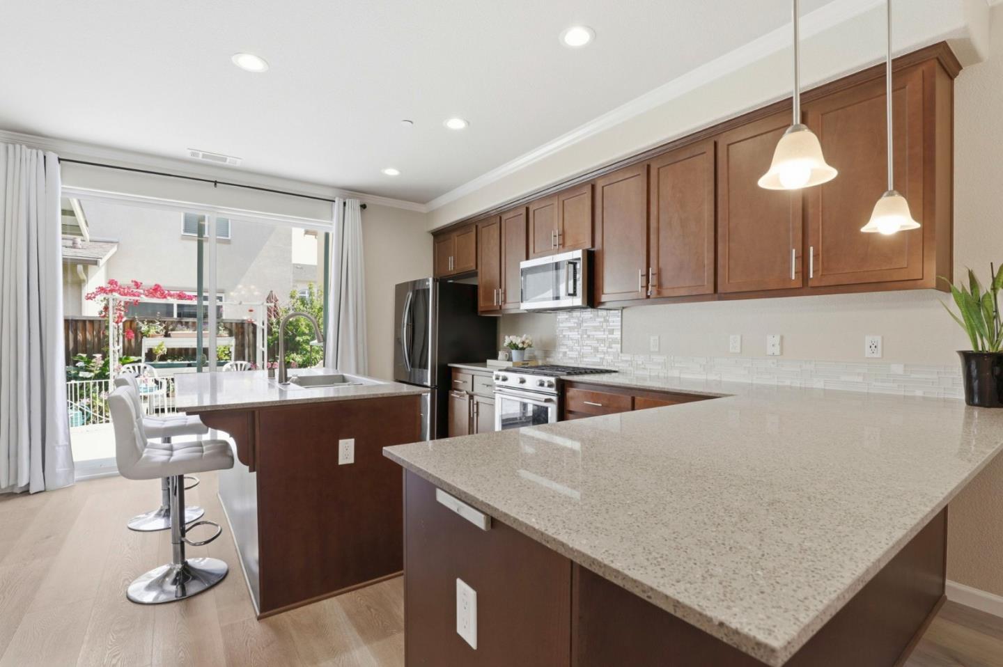 Detail Gallery Image 5 of 19 For 187 Springtime Cir, Hollister,  CA 95023 - 4 Beds | 2/1 Baths