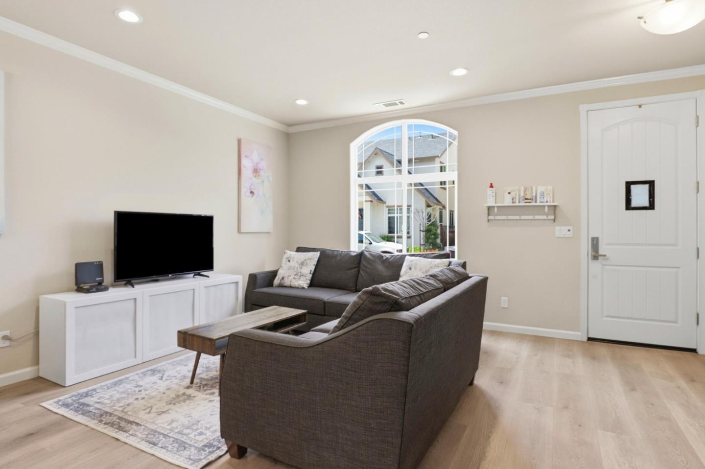 Detail Gallery Image 6 of 19 For 187 Springtime Cir, Hollister,  CA 95023 - 4 Beds | 2/1 Baths