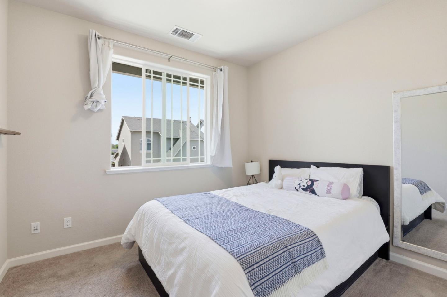 Detail Gallery Image 9 of 19 For 187 Springtime Cir, Hollister,  CA 95023 - 4 Beds | 2/1 Baths