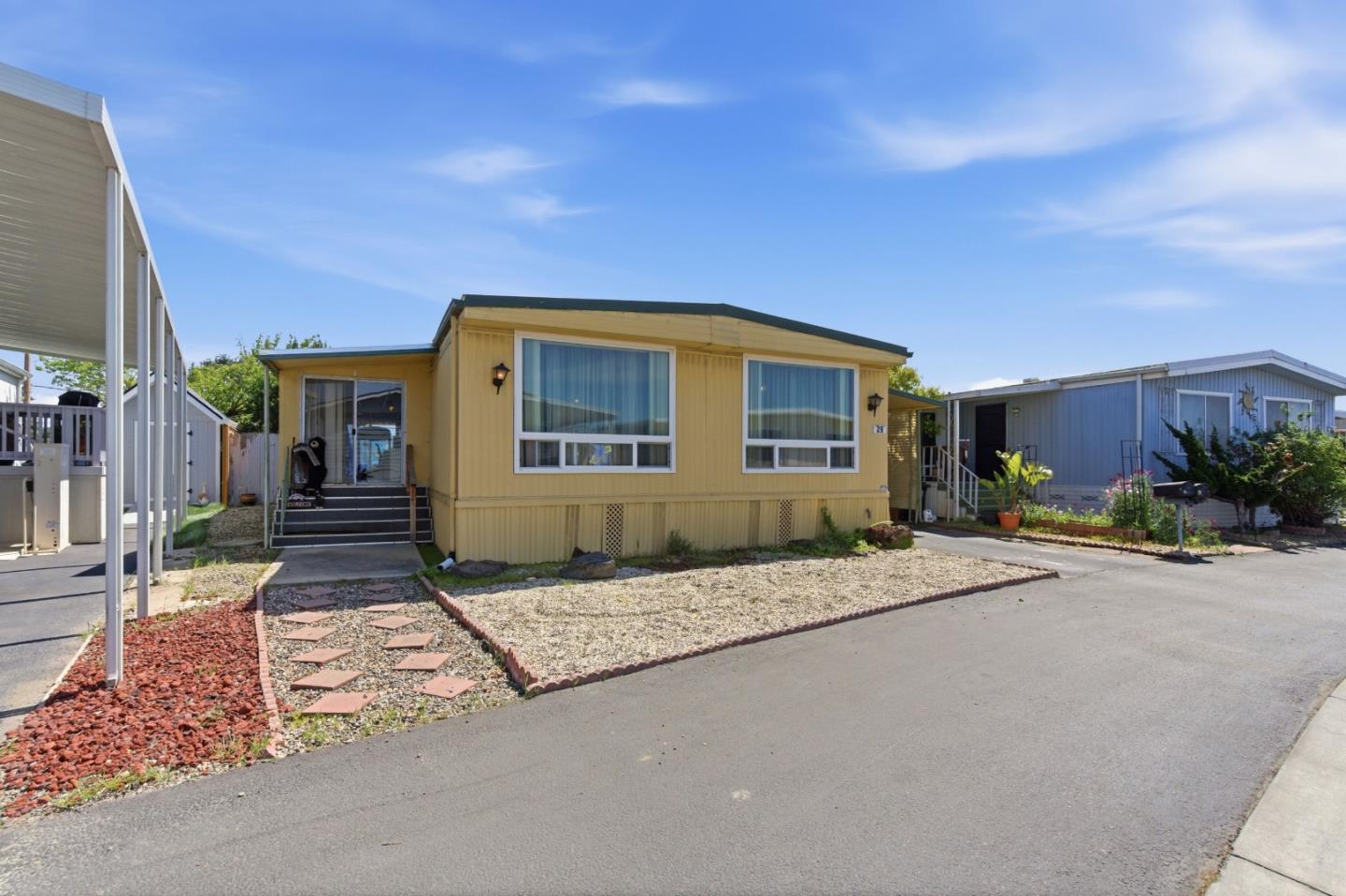 Detail Gallery Image 2 of 27 For 150 Kern St #29,  Salinas,  CA 93905 - 2 Beds | 2 Baths