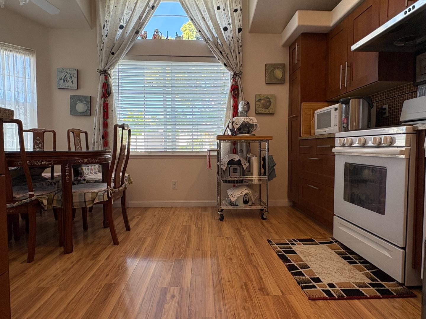 Detail Gallery Image 10 of 36 For 1201 Sycamore Ter #39,  Sunnyvale,  CA 94086 - 3 Beds | 2 Baths