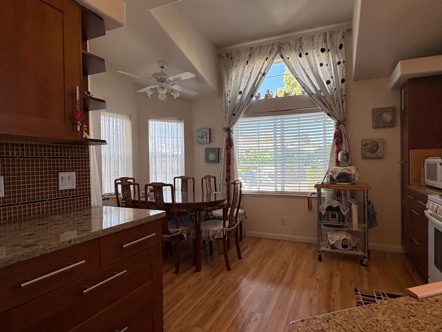 Detail Gallery Image 8 of 36 For 1201 Sycamore Ter #39,  Sunnyvale,  CA 94086 - 3 Beds | 2 Baths