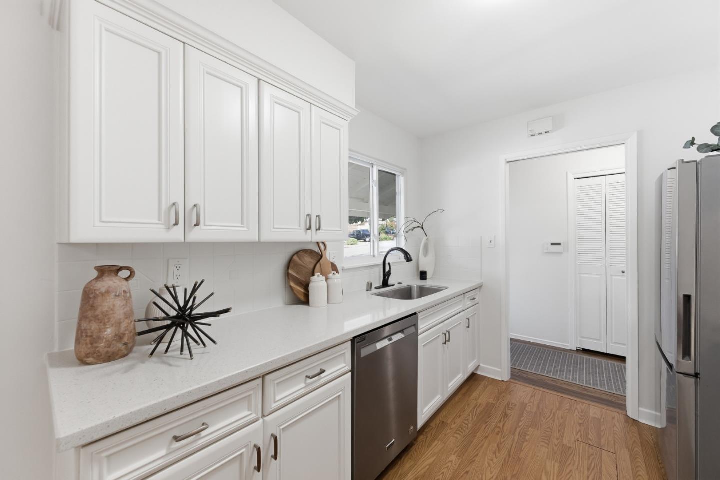 Detail Gallery Image 14 of 37 For 681 Emerald Hill Rd, Redwood City,  CA 94061 - 3 Beds | 2 Baths