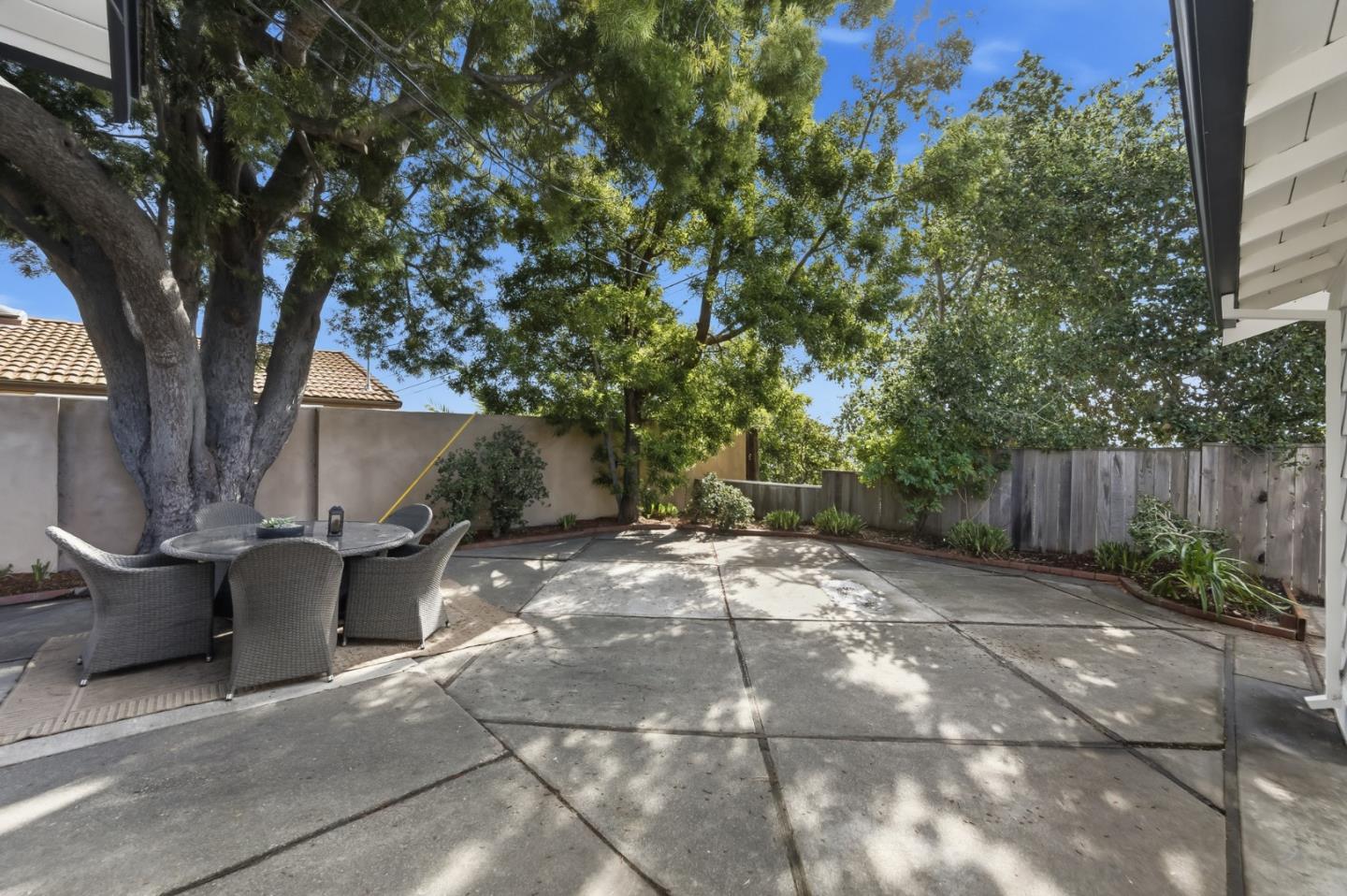 Detail Gallery Image 30 of 37 For 681 Emerald Hill Rd, Redwood City,  CA 94061 - 3 Beds | 2 Baths