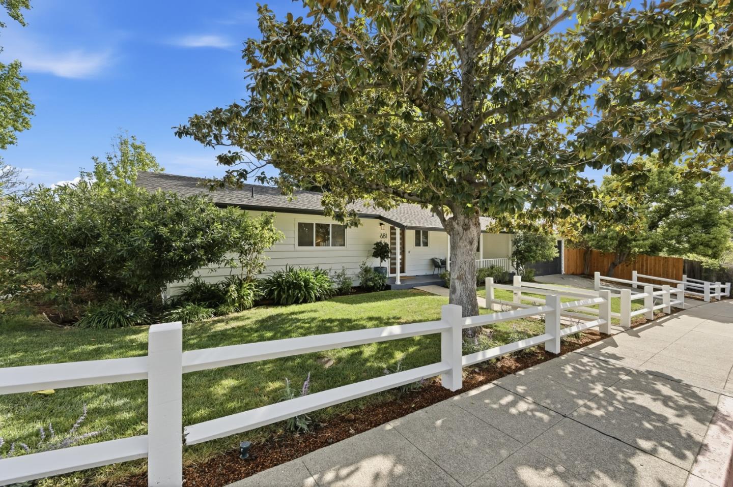 Detail Gallery Image 4 of 37 For 681 Emerald Hill Rd, Redwood City,  CA 94061 - 3 Beds | 2 Baths