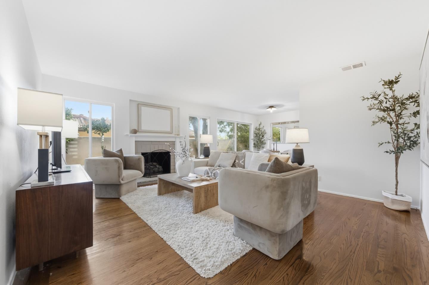 Detail Gallery Image 9 of 37 For 681 Emerald Hill Rd, Redwood City,  CA 94061 - 3 Beds | 2 Baths