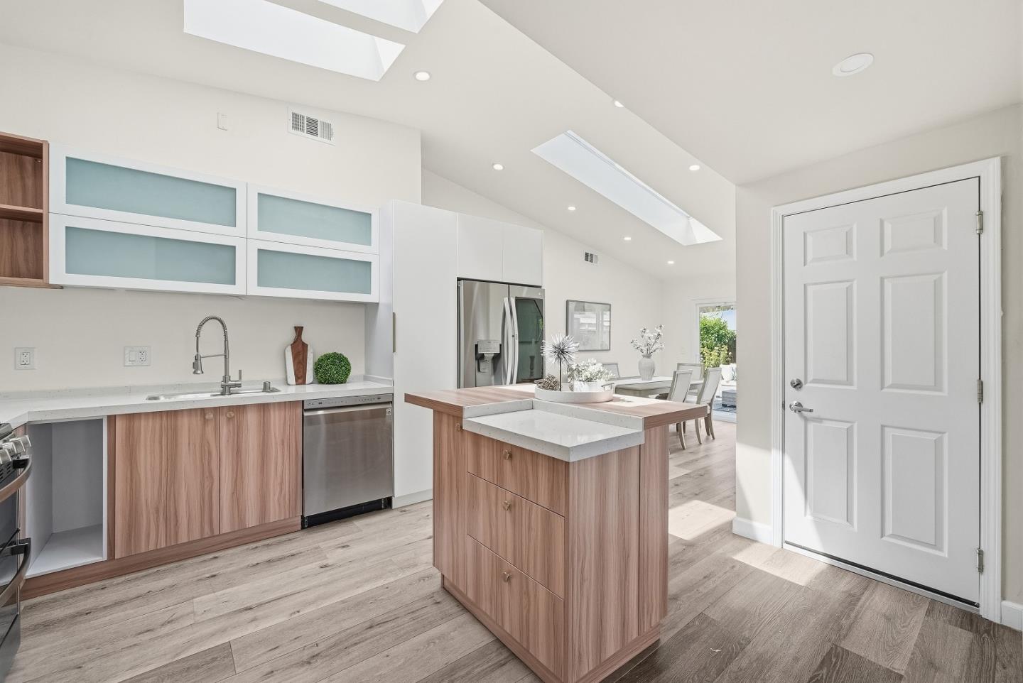 Detail Gallery Image 13 of 44 For 747 Madrone Ave, Sunnyvale,  CA 94085 - 3 Beds | 2/1 Baths