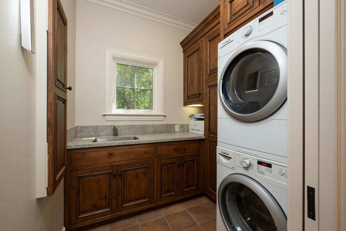 Detail Gallery Image 33 of 86 For 335 El Portal Ave, Hillsborough,  CA 94010 - 5 Beds | 3/1 Baths