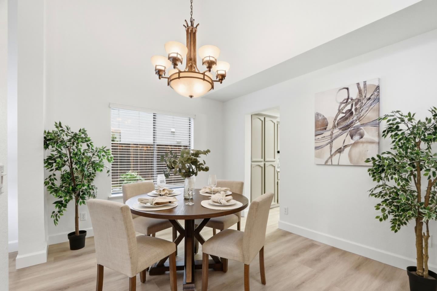 Detail Gallery Image 9 of 56 For 939 Bimmerle Pl, San Jose,  CA 95123 - 4 Beds | 2/1 Baths