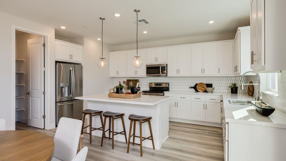 Detail Gallery Image 3 of 26 For 3238 Oak Trail Dr, Manteca,  CA 95337 - 3 Beds | 2/1 Baths