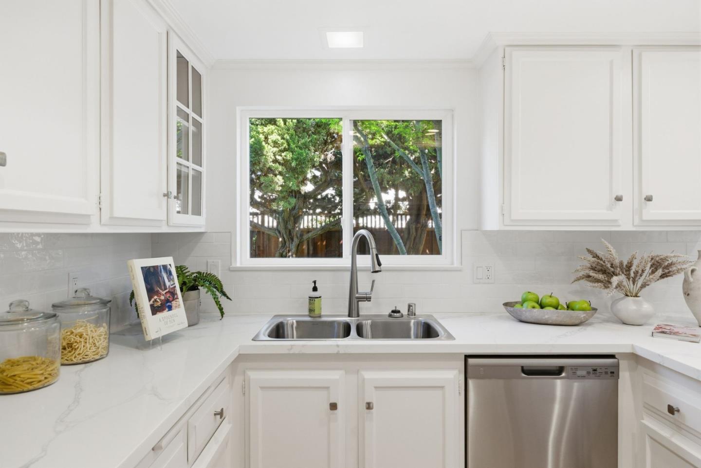 Detail Gallery Image 16 of 43 For 1004 Rubis Dr, Sunnyvale,  CA 94087 - 6 Beds | 3 Baths