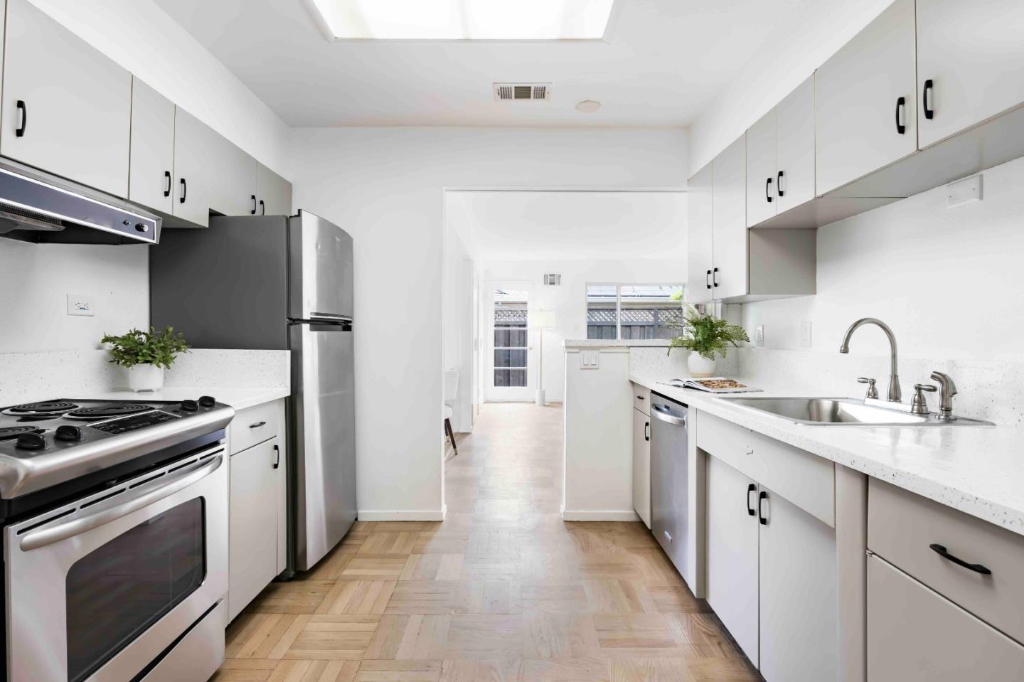 Detail Gallery Image 8 of 23 For 2819 Carson St, Redwood City,  CA 94061 - 4 Beds | 3 Baths