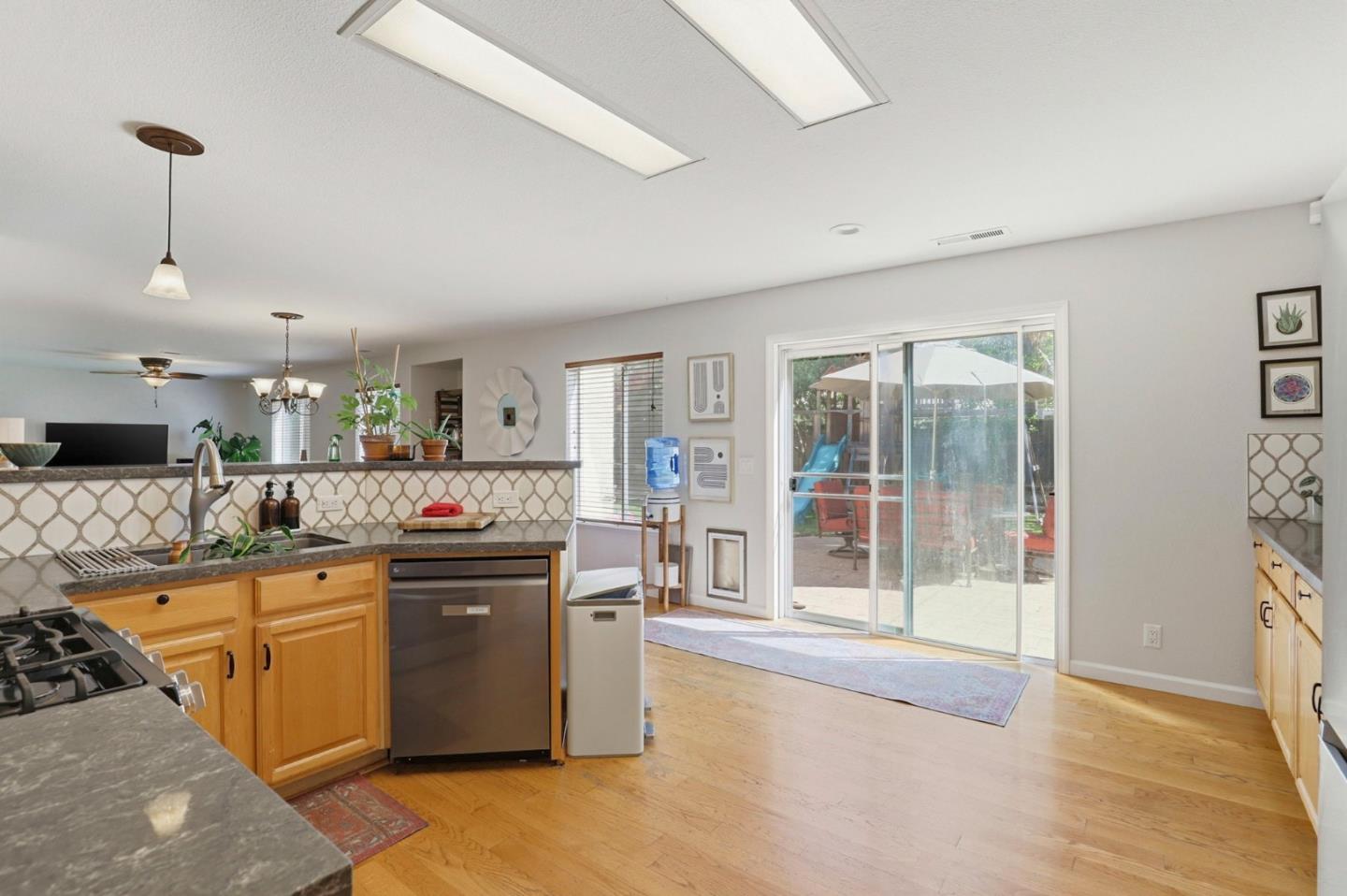 Detail Gallery Image 10 of 48 For 9610 Eagle View, Gilroy,  CA 95020 - 5 Beds | 2/1 Baths