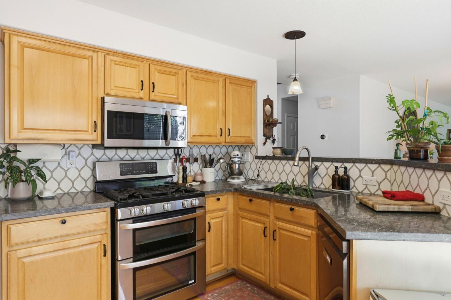 Detail Gallery Image 11 of 48 For 9610 Eagle View, Gilroy,  CA 95020 - 5 Beds | 2/1 Baths