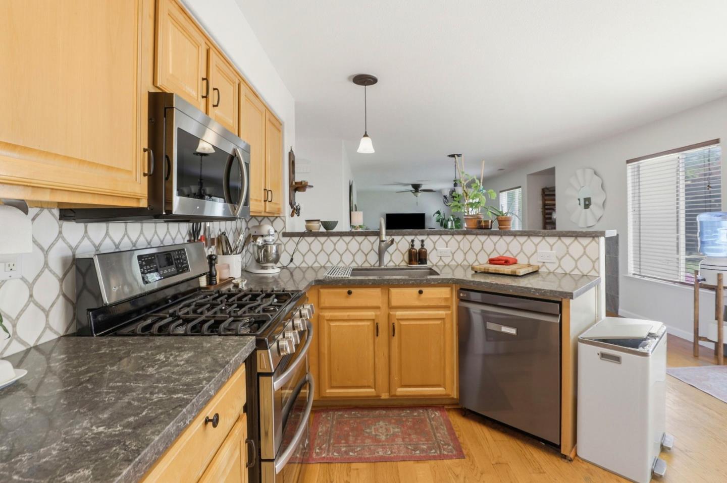 Detail Gallery Image 13 of 48 For 9610 Eagle View, Gilroy,  CA 95020 - 5 Beds | 2/1 Baths