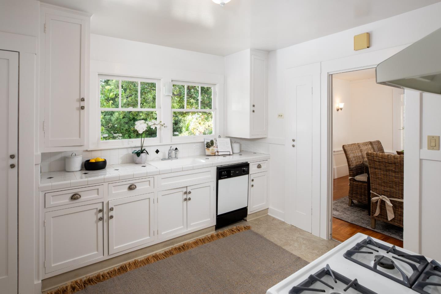 Detail Gallery Image 12 of 31 For 1344 Magnolia Ave, San Carlos,  CA 94070 - 3 Beds | 1 Baths