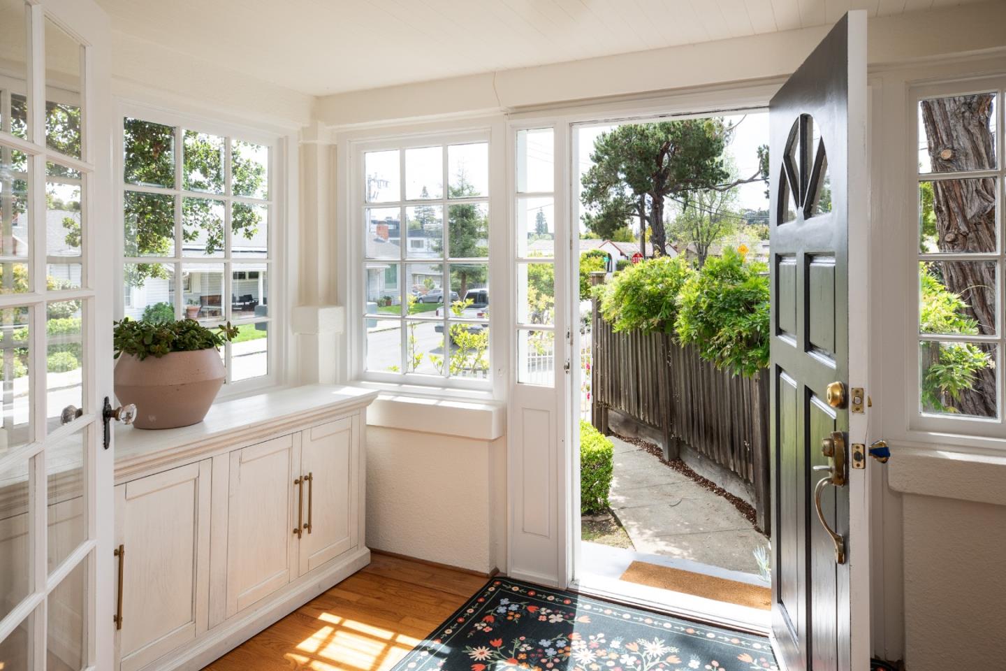 Detail Gallery Image 6 of 31 For 1344 Magnolia Ave, San Carlos,  CA 94070 - 3 Beds | 1 Baths