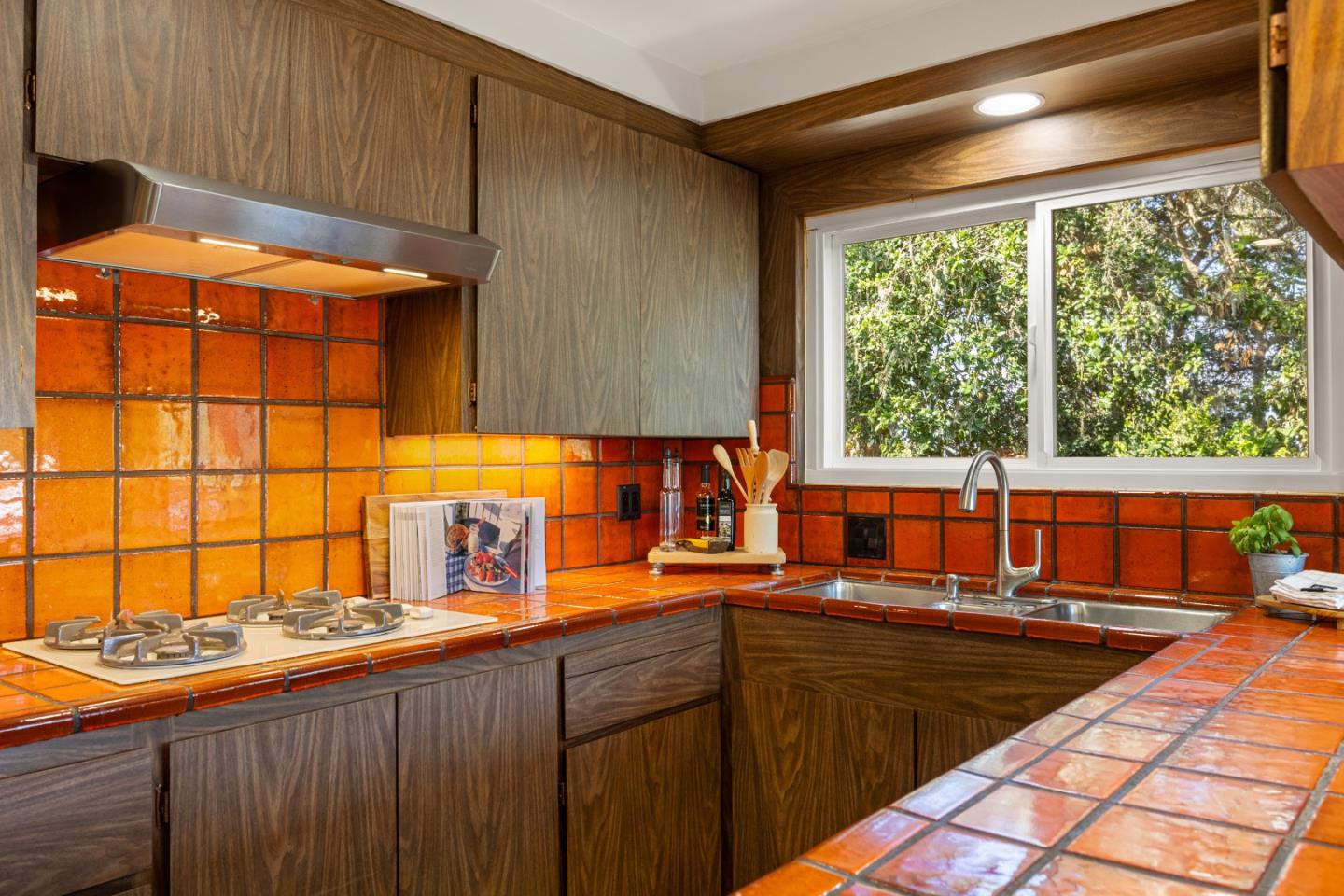 Detail Gallery Image 18 of 57 For 922 Maple St, Pacific Grove,  CA 93950 - 2 Beds | 2 Baths