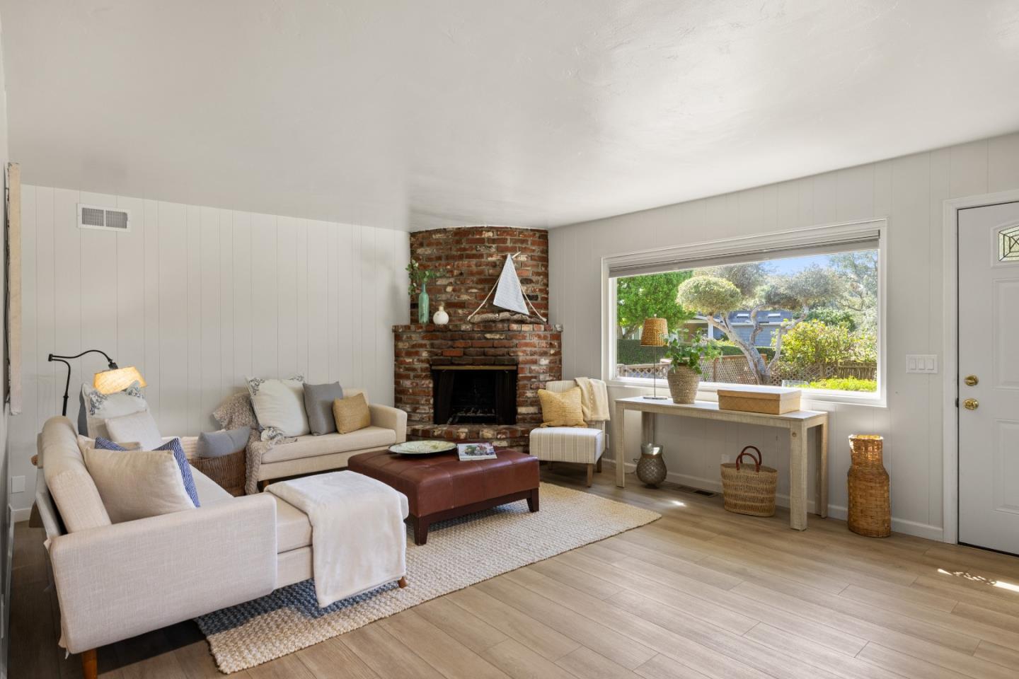 Detail Gallery Image 7 of 57 For 922 Maple St, Pacific Grove,  CA 93950 - 2 Beds | 2 Baths